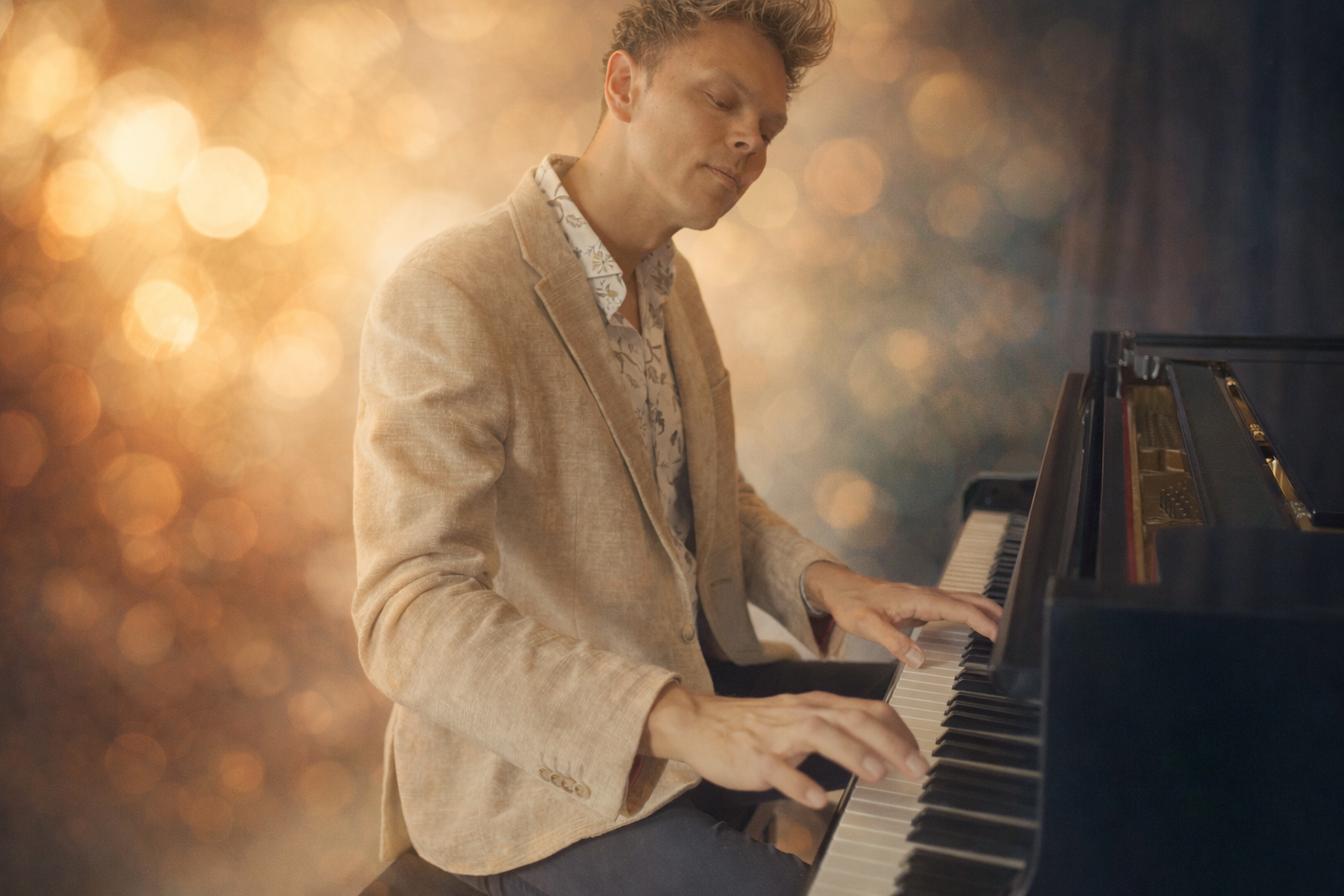 Seb aan de piano, verloren in de muziek, omringd door warm gouden bokeh-licht